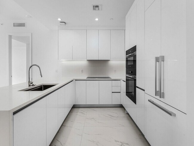 Building Photo - 220 Lake Shore Dr