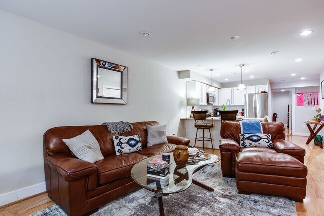 Building Photo - Cozy 1 Bedroom Apartment in Bloomingdale!