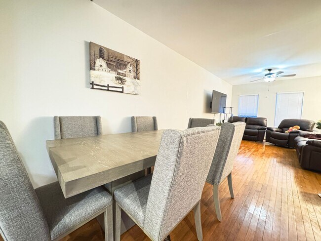 Building Photo - Beautiful 3 Bed 3.5 Bath Interior Townhome In Vibrant Brambleton Landbay