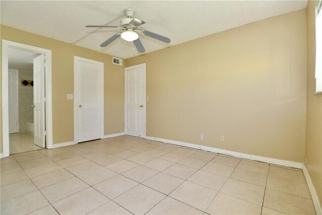 Building Photo - 9915 Sandalfoot Blvd