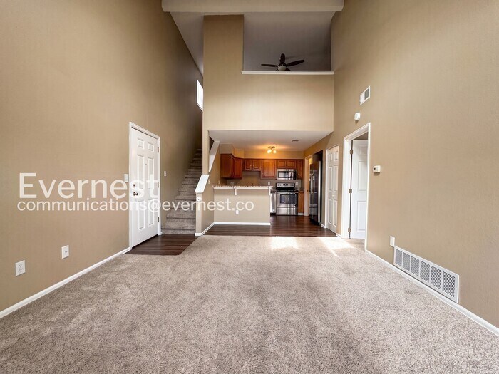 Building Photo - 12043 W Cross Dr