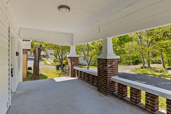 Building Photo - Cozy and Newly Renovated 3 Bedroom 1.5 Bat...