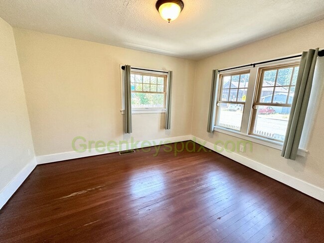 Building Photo - Huge 3 Bedroom 2 Bathroom House in Heart o...