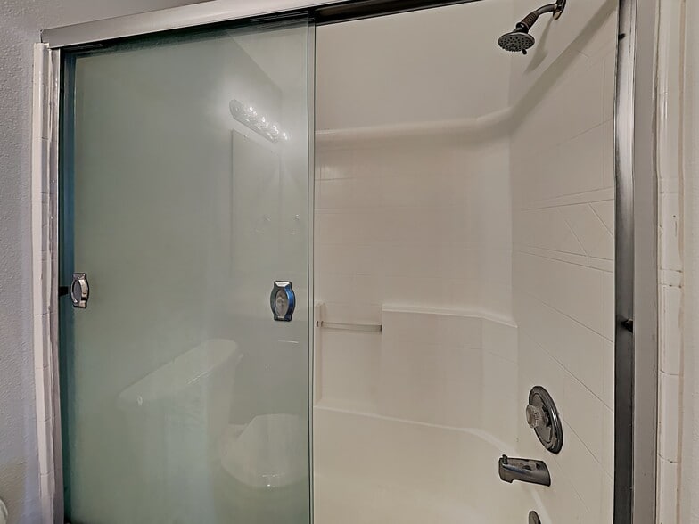 Building Photo - 802 NW 9th Pl