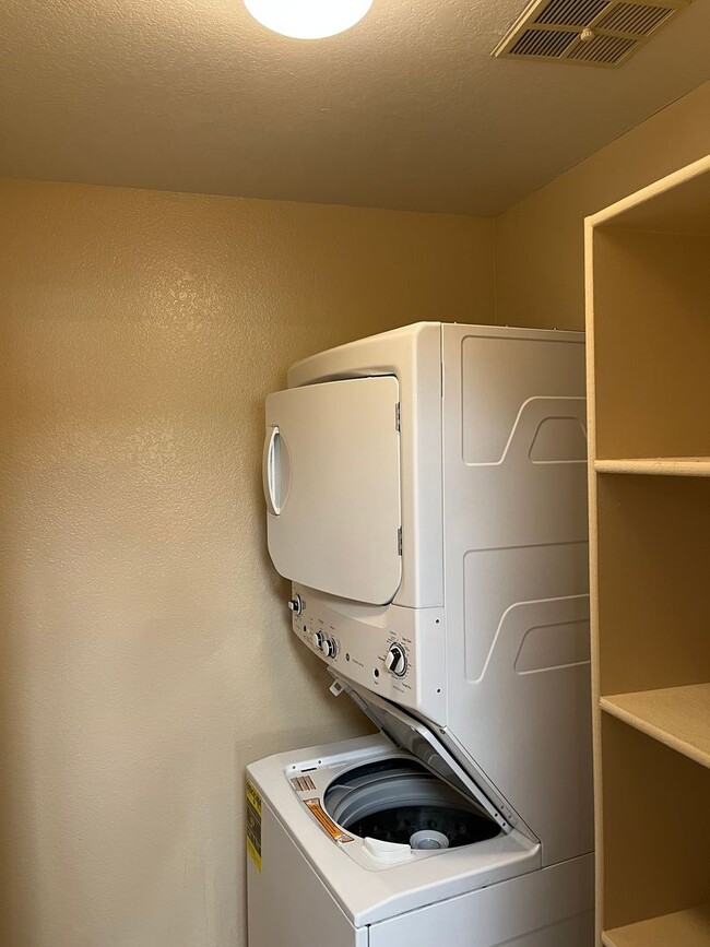 Building Photo - 2 Bedroom Condo in Quiet, Gated Community