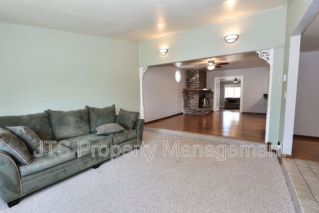 Building Photo - 2128 W La Loma Dr