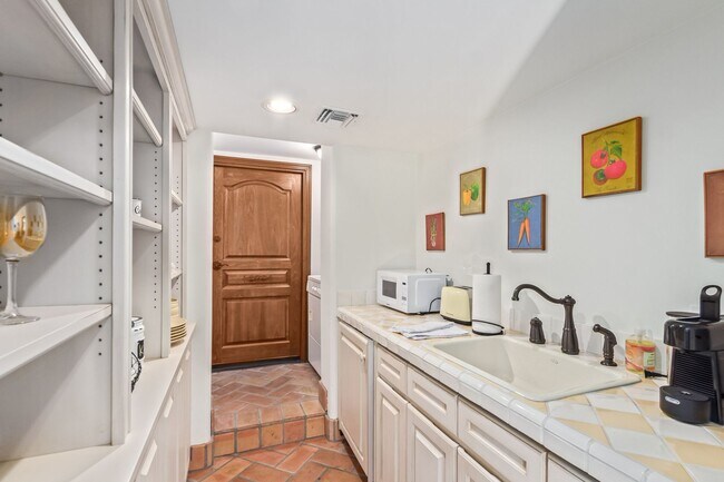 Building Photo - MUST SEE!!! FULLY-FURNISHED LUXURIOUS 6 Be...