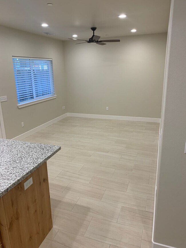 Building Photo - Newly Built Home with 3 Primary Suites complete with full Bathroom in ideal location!