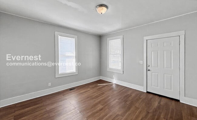 Building Photo - 3 Bed, 1 Bath Home with Off-Street Parking / Pet-Friendly / Available Now!