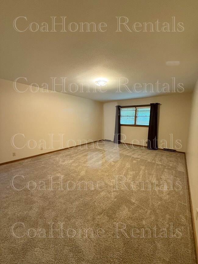 Building Photo - East Side Duplex Douglas & Edgemoor