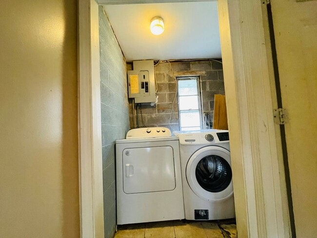 Building Photo - ***2 bedroom, 1 bath house Available July 2026!***