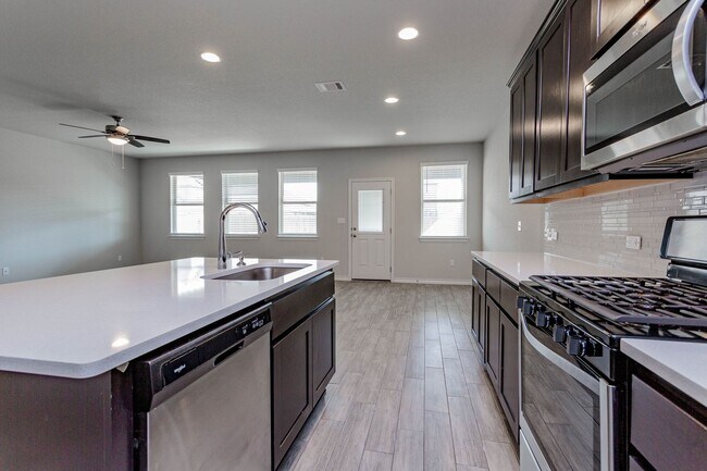 Building Photo - Luxurious Newer Construction 3-Bedroom Hom...
