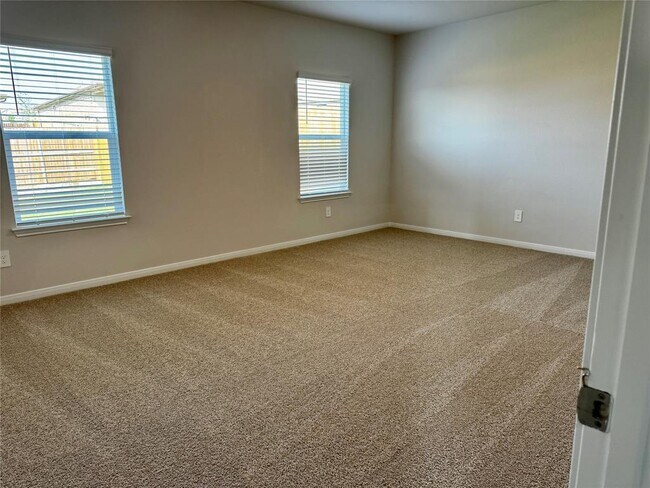 Building Photo - 115 Bethpage Dr