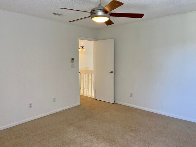 Building Photo - 3015 Crested Cir