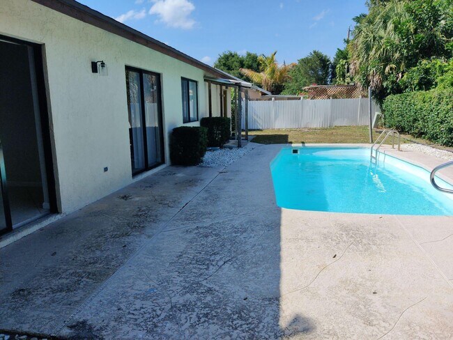 Building Photo - 609 White Water Dr