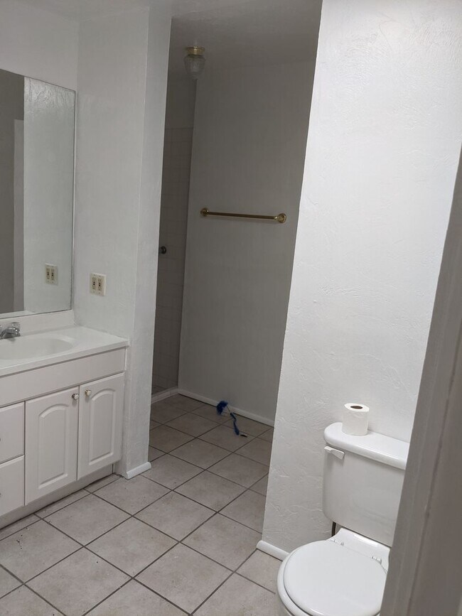 Building Photo - East Side Rental