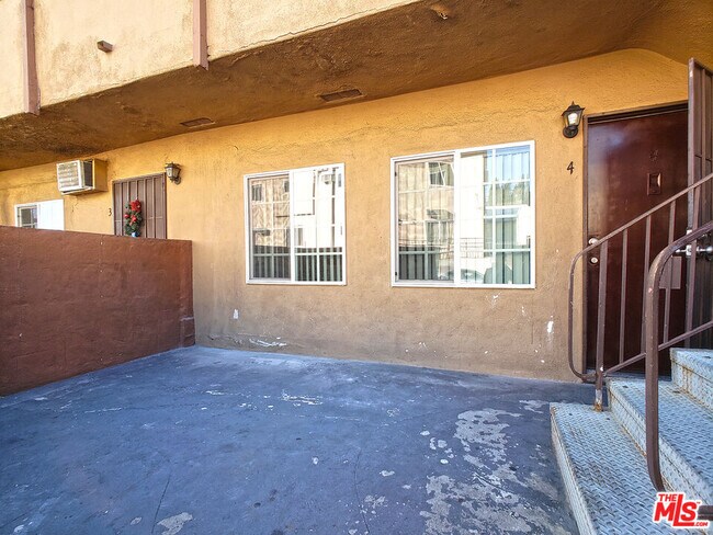 Building Photo - 453 N Kingsley Dr