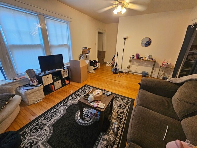 Building Photo - Lovely and Very Large Ravenswood Manor 1 BR
