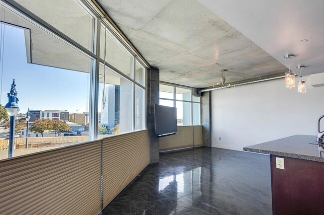 Building Photo - "Chic Urban Retreat: Spacious 1-Bedroom Oasis in the Heart of San Diego!"