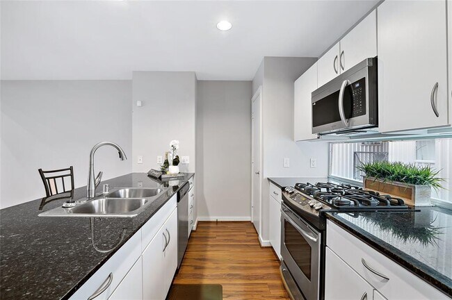 Building Photo - 2605 Calumet St