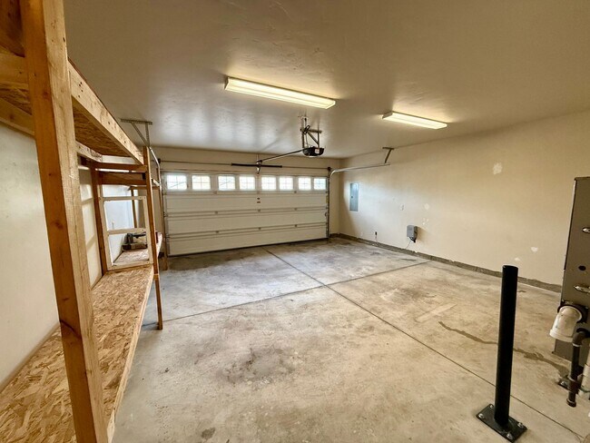 Building Photo - 4 Bedroom Home: Fenced Backyard & Great Location!