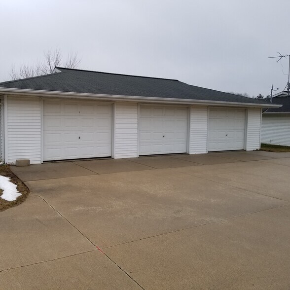Building Photo - 1112 Oakview Dr