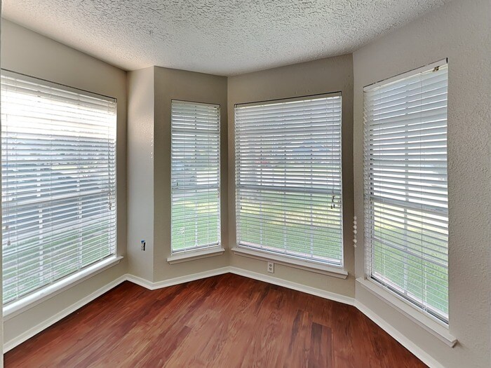 Building Photo - 9326 Golden Sunshine Dr