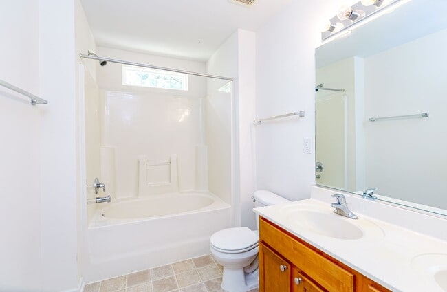 Building Photo - Maintenance-Free beautiful  3 bedroom 2.5 bath townhouse in Burlington