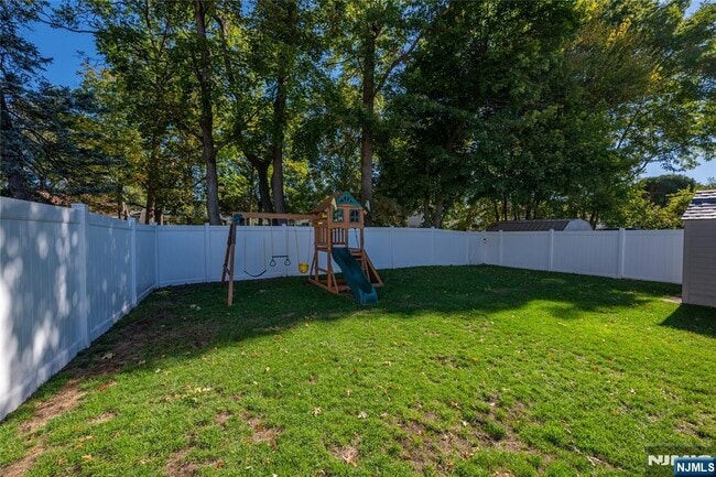 Building Photo - 16-15 Well Dr