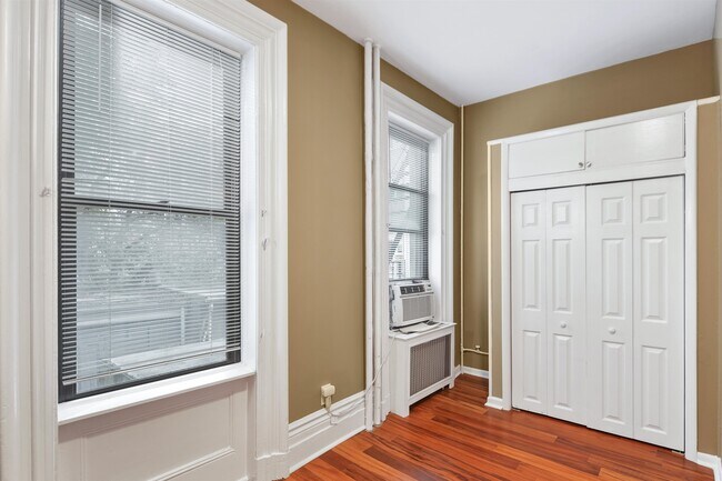 Building Photo - 208 9th St