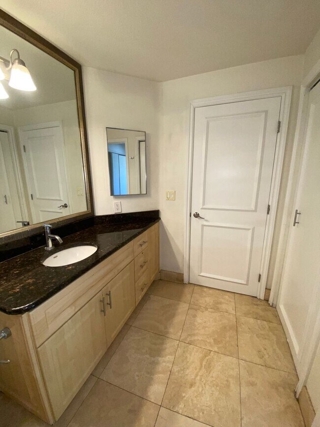 Building Photo - Beautiful, unfurnished luxury condo at the...