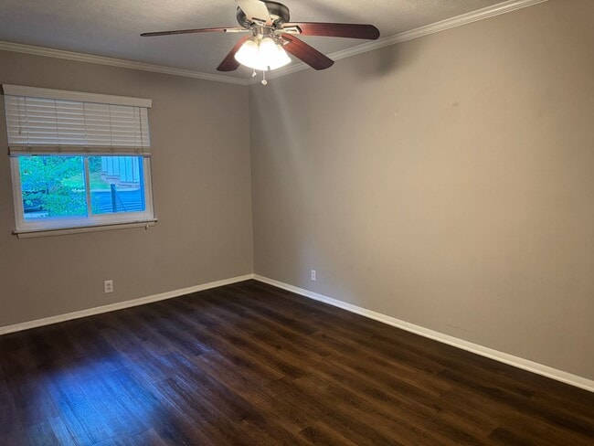 Building Photo - Charming 3 bed 2 bath Townhouse near Nippe...