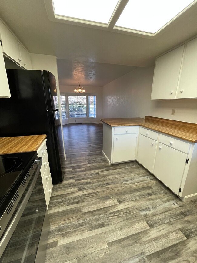 Building Photo - 3 bedroom, 2 bathroom, in East Medford