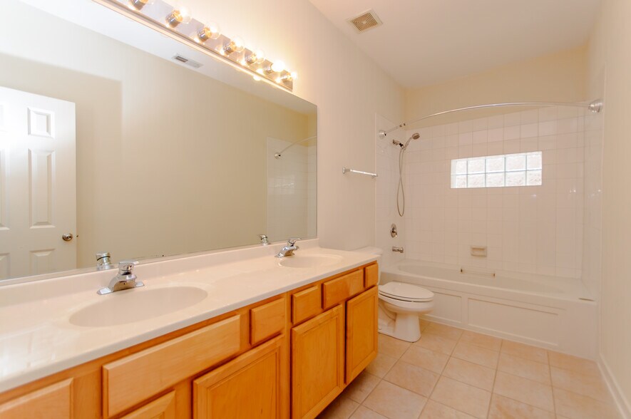 Building Photo - 1344 W Grenshaw St