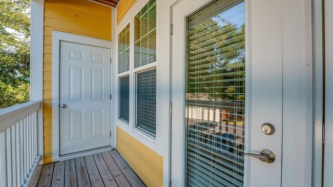 Building Photo - 1 Bedroom 1 Bath Condo in Southampton Poin...