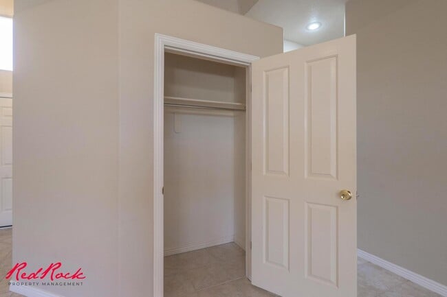 Building Photo - Comfortable 3-bedroom Home. Small Dog Frie...
