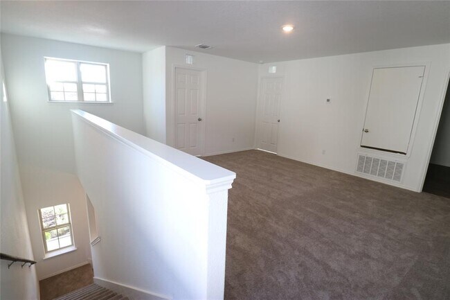 Building Photo - 444 English Oak St