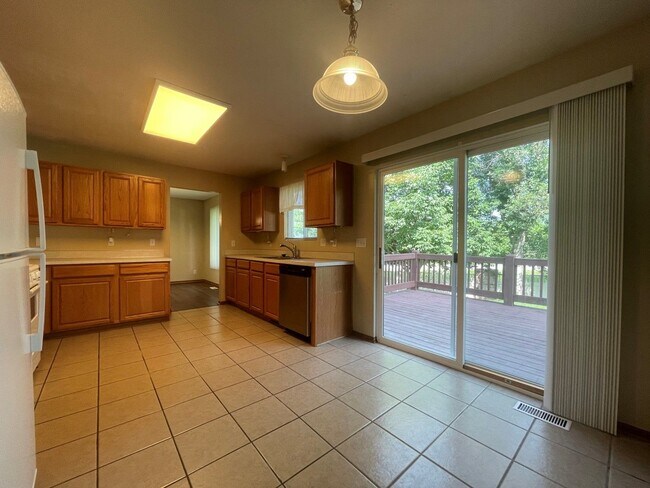 Building Photo - Large Home for rent in Bellevue