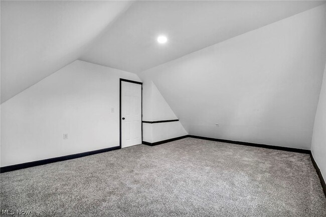 Building Photo - 12001 Oakview Ave