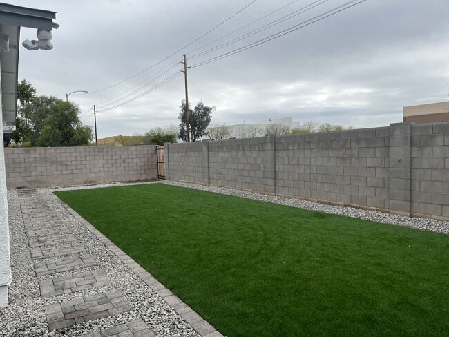 Building Photo - 2912 E Roeser Rd