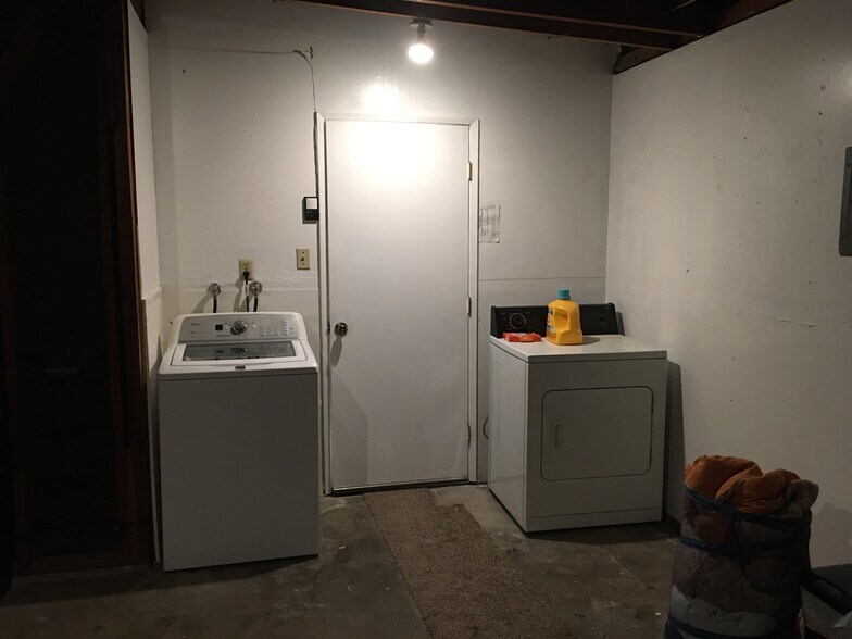 Building Photo - 557 W Santa Ana Ave