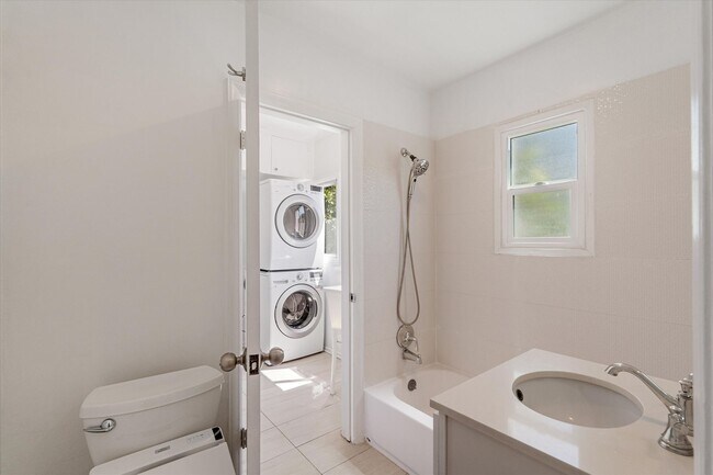Building Photo - 4 Bed • 3 Bath • 2,135 Sq Ft (Main House) ...