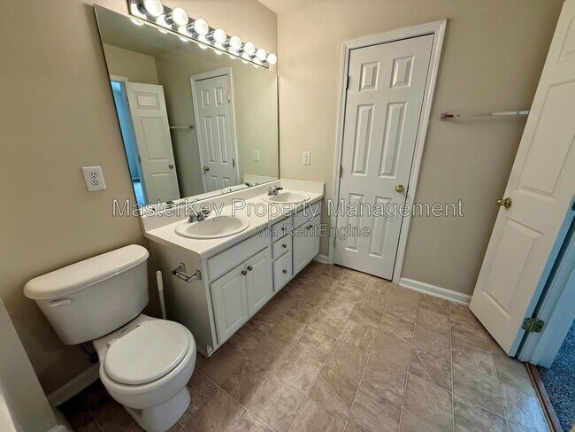 Building Photo - 414 Walnut Woods Dr