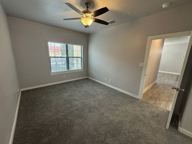 Building Photo - GREAT LOCATION NEAR MEDICAL & USAA | 3 BED...