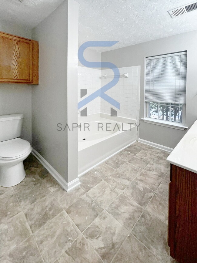 Building Photo - Move in before October 15th and get $100 O...