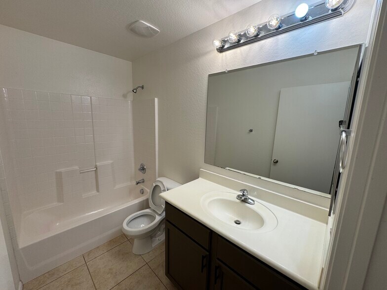 Main bath - 2432 W Tamarisk Ave