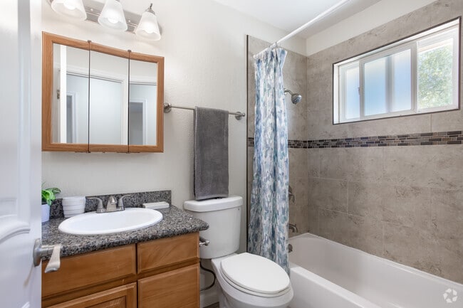 1BR, 1BA - 750 SqFt - Sun Valley