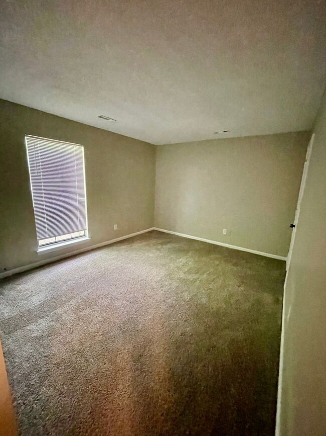 Building Photo - This Adorable 2 bedroom 2 bath duplex is l...