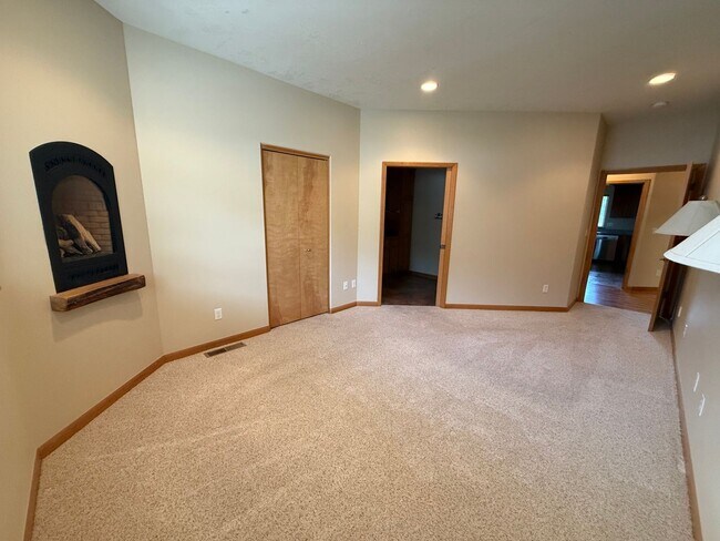 Building Photo - Spacious 3 Bed/3.5 Bath Home with Two Prim...