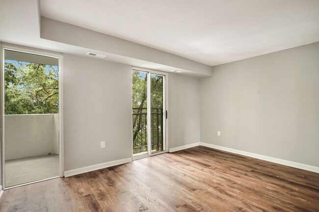 Building Photo - Available Now! 1 Bed / 1 Bath Condo in the heart of the DC Wharf!